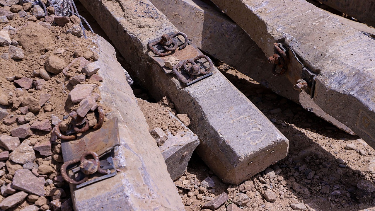 جمع آوری ریل فرسوده 70 ساله خیابان رسالت قم