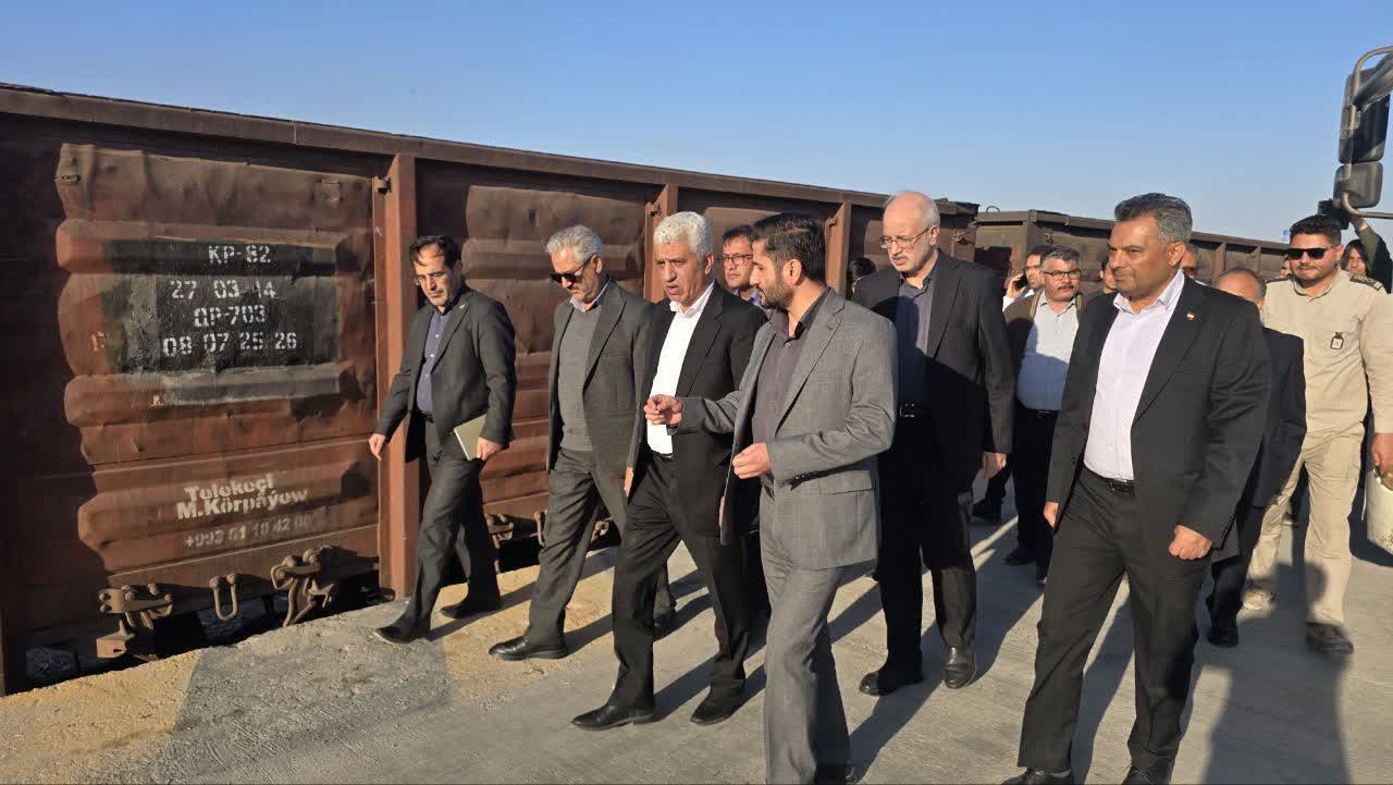 معاون راه‌آهن از پایانه مرزی لطف‌آباد بازدید کرد