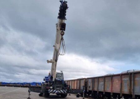 نخستین محموله سیمان نیزار قم در بندر کاسپین تخلیه شد