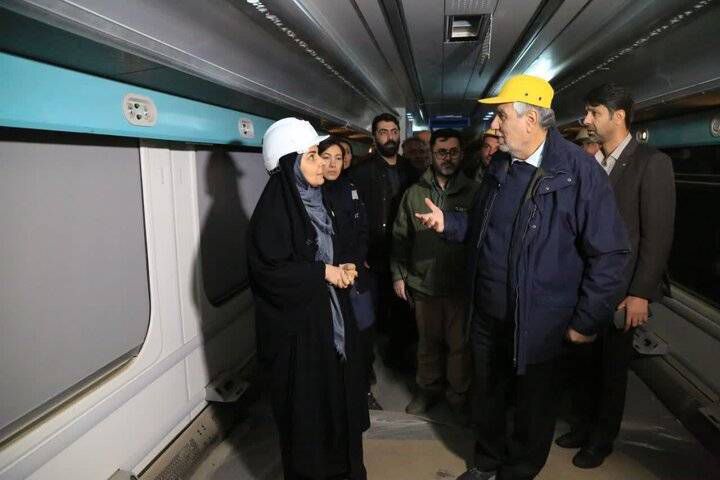 وزیر راه و شهرسازی از خطوط تولید واگنسازی زنجان بازدید کرد