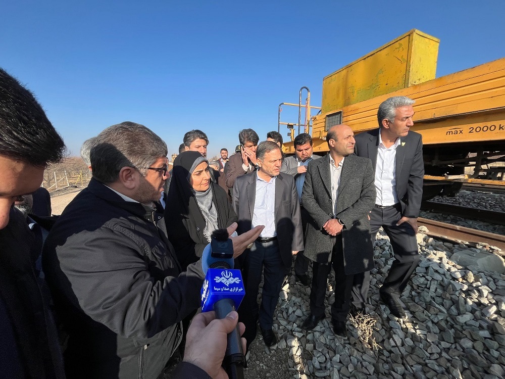 پروژه اتصال شهرک صنعتی اشراق زنجان به شبکه ریلی با حضور وزیر راه و شهرسازی افتتاح شد