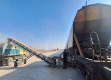 عملیات تخلیه ۱۷۰۰ تن گندم که از طریق خطوط ریلی به ایستگاه شاهرود رسیده بود، انجام شد