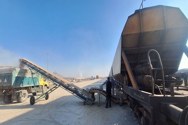 عملیات تخلیه ۱۷۰۰ تن گندم که از طریق خطوط ریلی به ایستگاه شاهرود رسیده بود، انجام شد